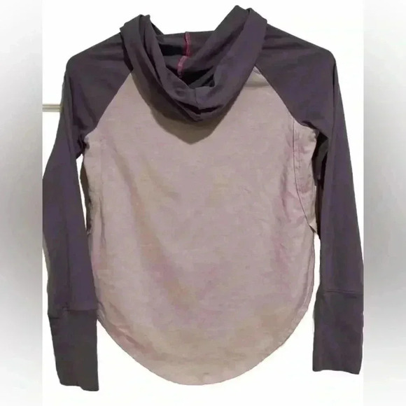 Under Armour Girl’s Longsleeve Hooded T-Shirt Top Purple Blouse Sz. Youth M - Picture 2 of 6